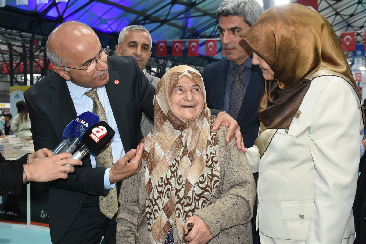 Malatya'nın Doğanşehir ilçesinde 88 yaşında okuma yazma öğrenen Emine Genç (ortada), 11. Malatya...