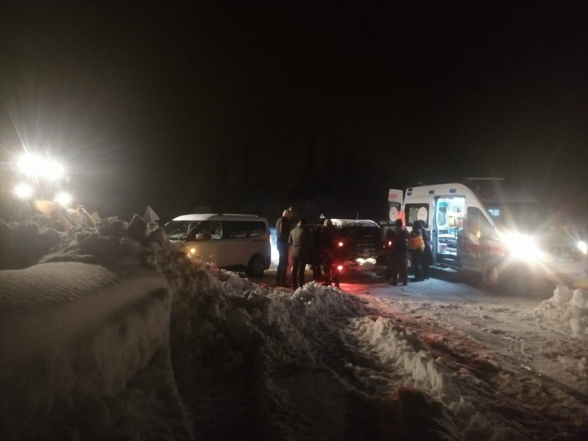 Malatya'nın Doğanşehir ilçesinde kar nedeniyle mahsur kalan yaralı ve onu hastaneye götürmek...