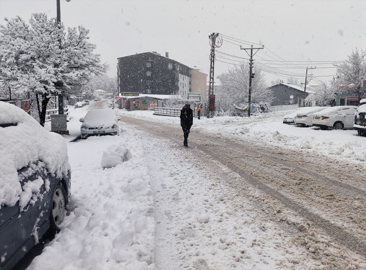 Malatya'nın Doğanşehir ilçesinde olumsuz hava koşulları nedeniyle eğitime bugün ara verildi.