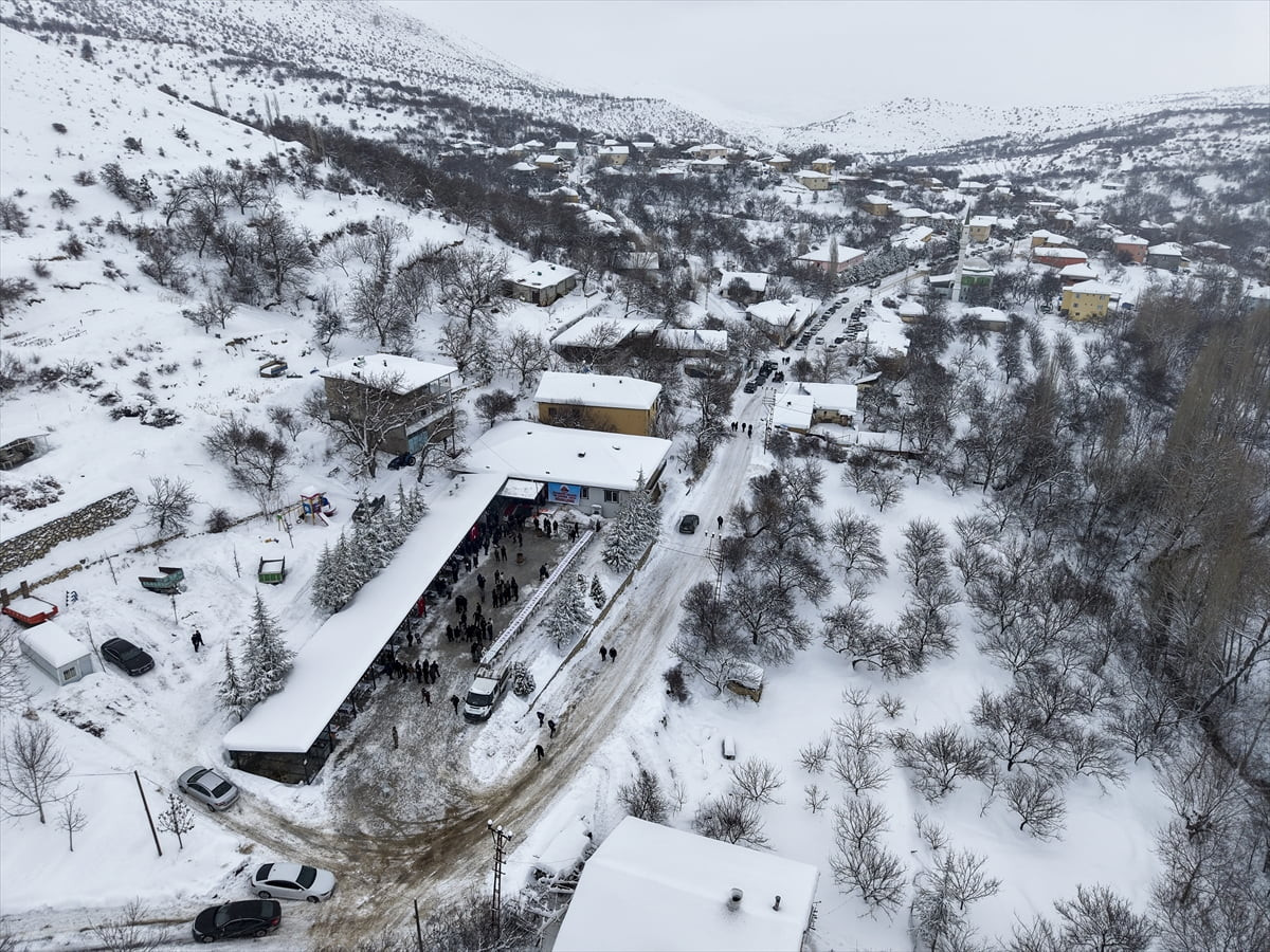 Malatya'nın Hekimhan ilçesi Kocaözü Mahallesi'nde, geleneksel "Kış Yarısı Şenliği"...