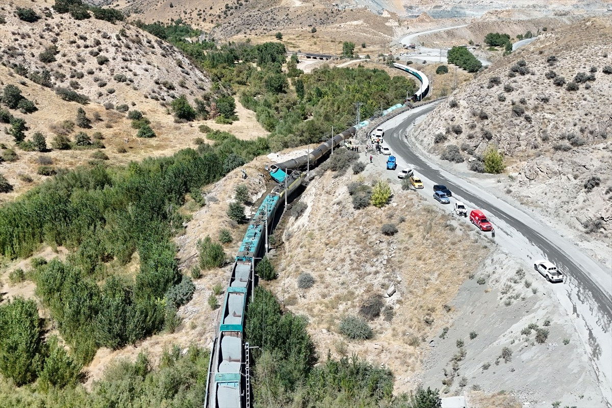 Malatya'nın Hekimhan ilçesinde iki yük treninin çarpışması sonucu hafif yaralanan makinist...