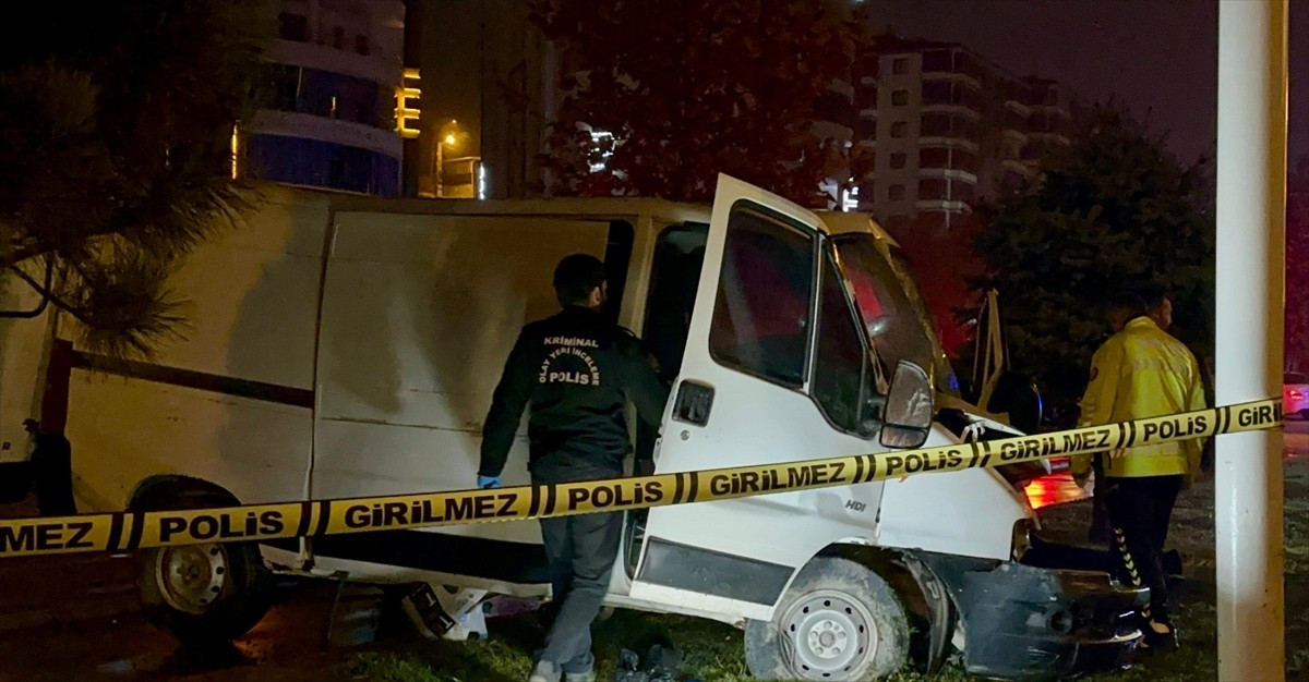 Malatya'nın merkez Battalgazi ilçesinde trambüs direğine çarpan minibüsün sürücüsü hayatını...