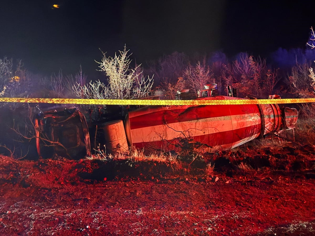 Malatya'nın Pütürge ilçesinde devrilen beton mikserinin sürücüsü yaşamını yitirdi.