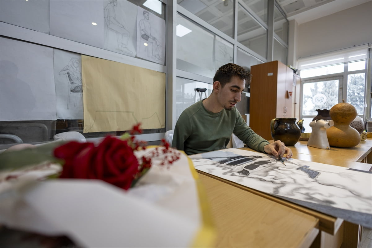 Malatya'nın Yeşilyurt ilçesinde 6 Şubat 2023'teki depremlerde yıkılan evlerinin enkazından 10 saat...