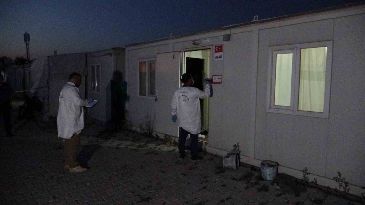 MALATYA'NIN YEŞİLYURT İLÇESİNDE BİR KİŞİ, YALNIZ YAŞADIĞI KONTEYNERDE ÖLÜ BULUNDU.