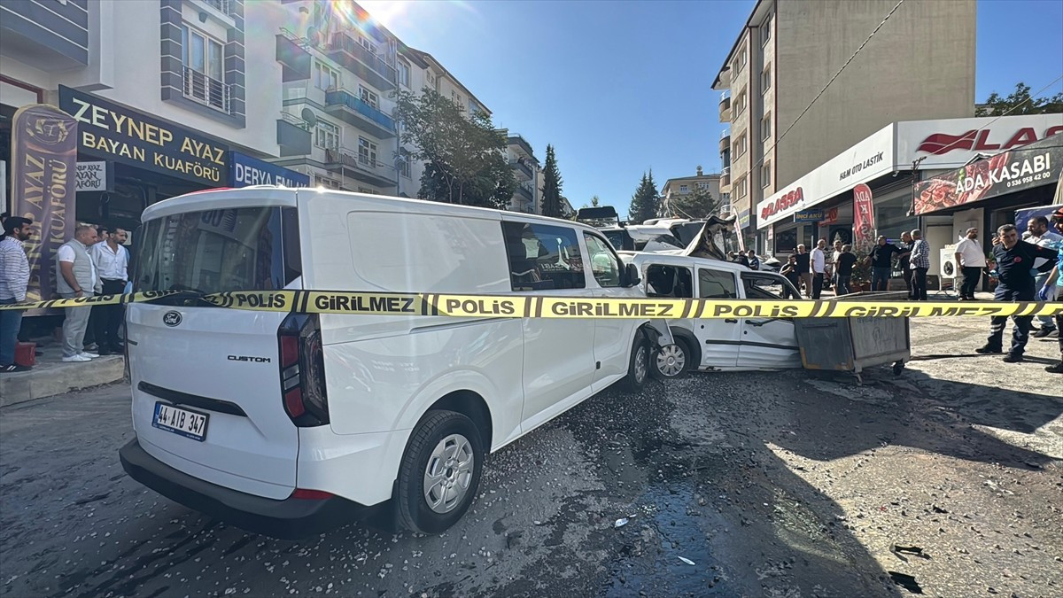 Malatya'nın Yeşilyurt ilçesinde freni arızalanan kamyon, kırmızı ışıkta ve yol kenarında bekleyen...