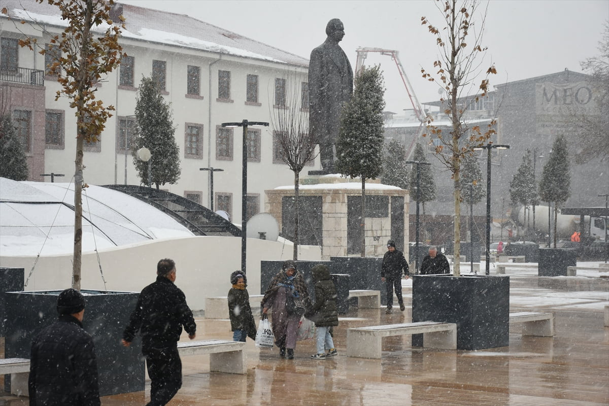 Malatya'ya kar yağdı. 