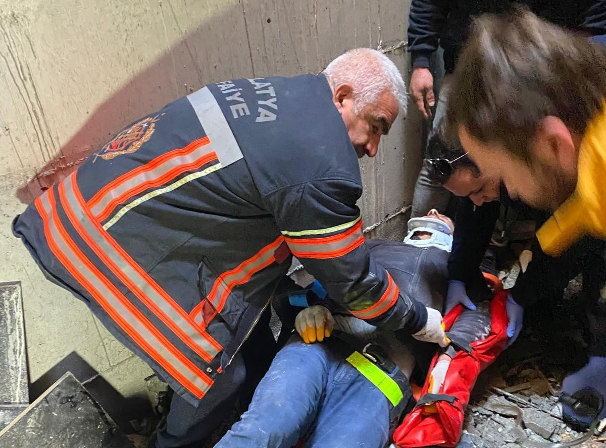 MALATYA’DA ASANSÖR BOŞLUĞUNA DÜŞEN İŞÇİ YARALANDI