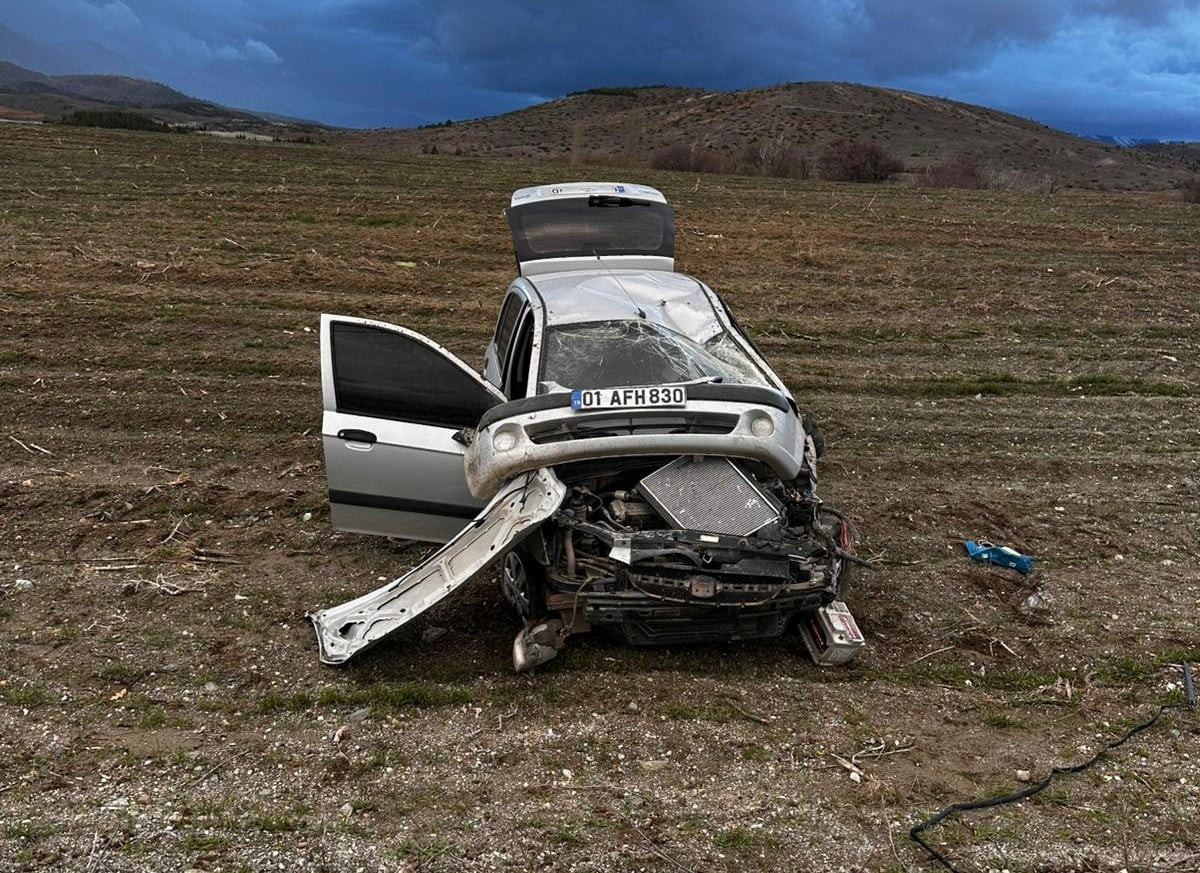 MALATYA’DA AYDINLATMA DİREĞİNE ÇARPAN ARAÇ TAKLA ATTI: 3 YARALI