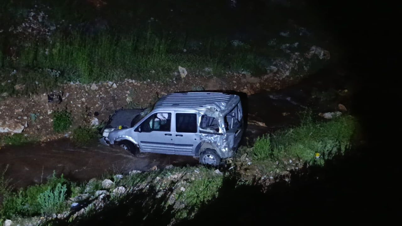 Malatya'da Hafif Ticari Araç Dereye Uçtu: 1 Kişi Yaralı
