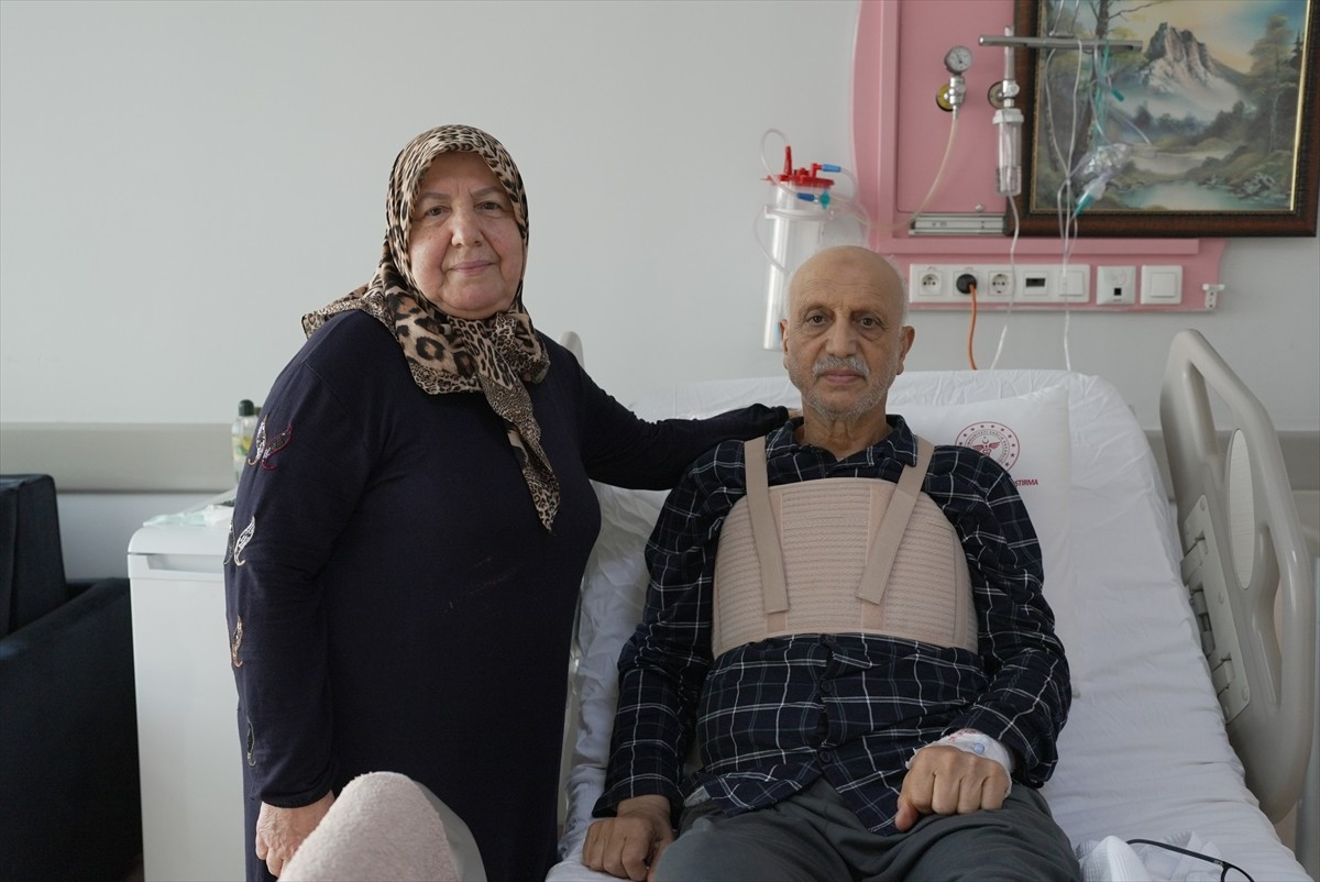 Malatya’da kalbinde tümör tespit edilen 70 yaşındaki Mustafa Deveci (sağda), Malatya Eğitim ve...