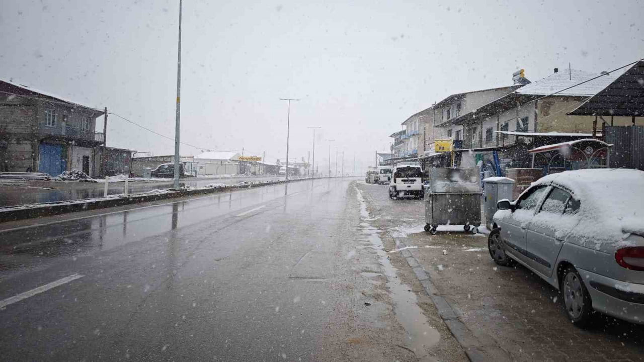 MALATYA’DA KAR YAĞIŞI ETKİSİNİ ARTIRDI
