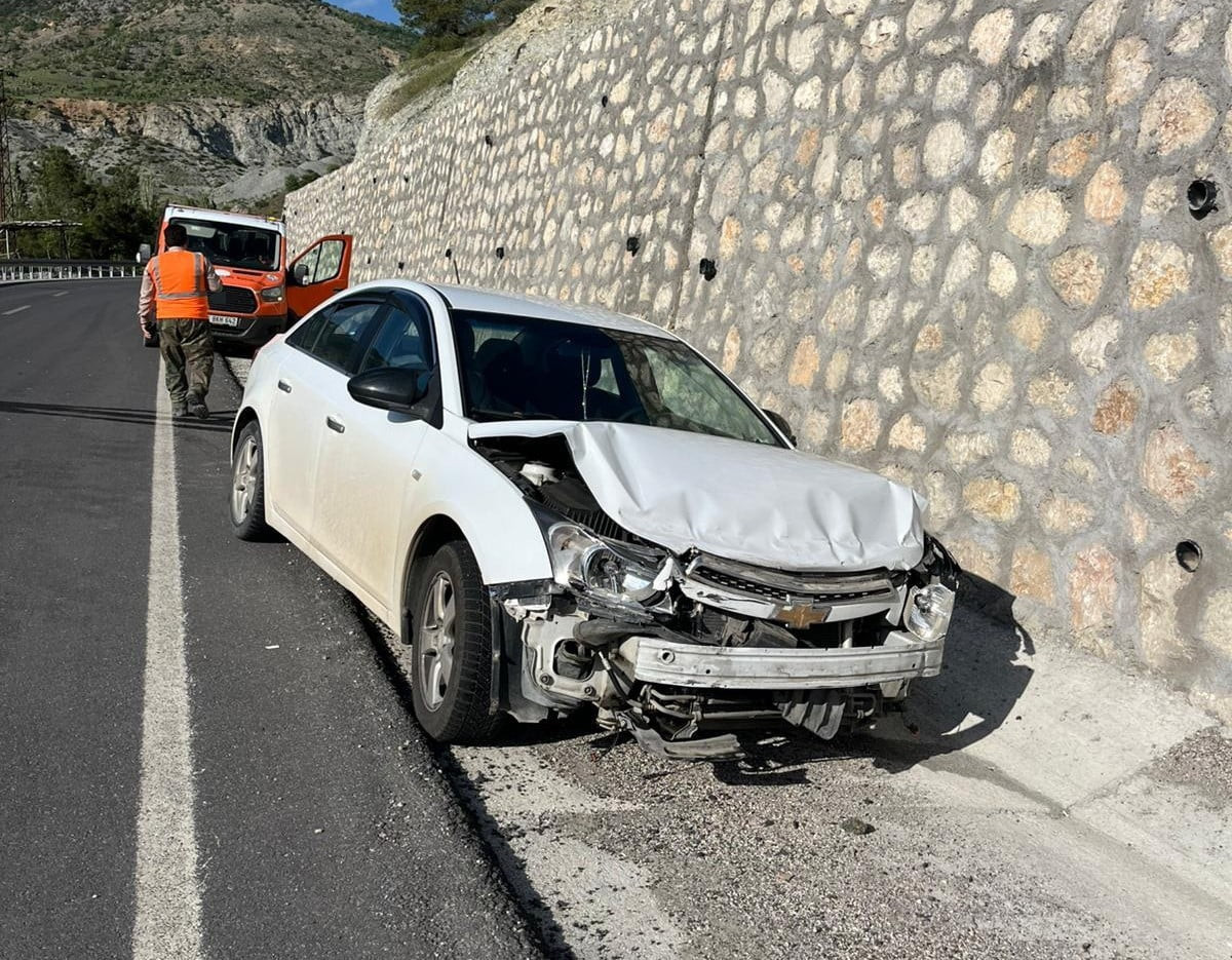 MALATYA’DA KONTROLDEN ÇIKAN OTOMOBİLİN İSTİNAT DUVARINA ÇARPMASI SONUCU MEYDANA GELEN TRAFİK...
