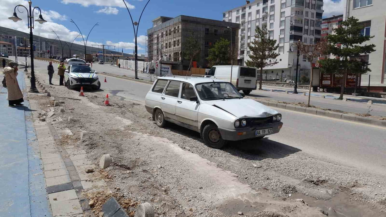 MALATYA’DA OTOMOBİL İLE KAMYONETİN ÇARPIŞMASI SONUCU MEYDANA GELEN TRAFİK KAZASINDA 1 KİŞİ...