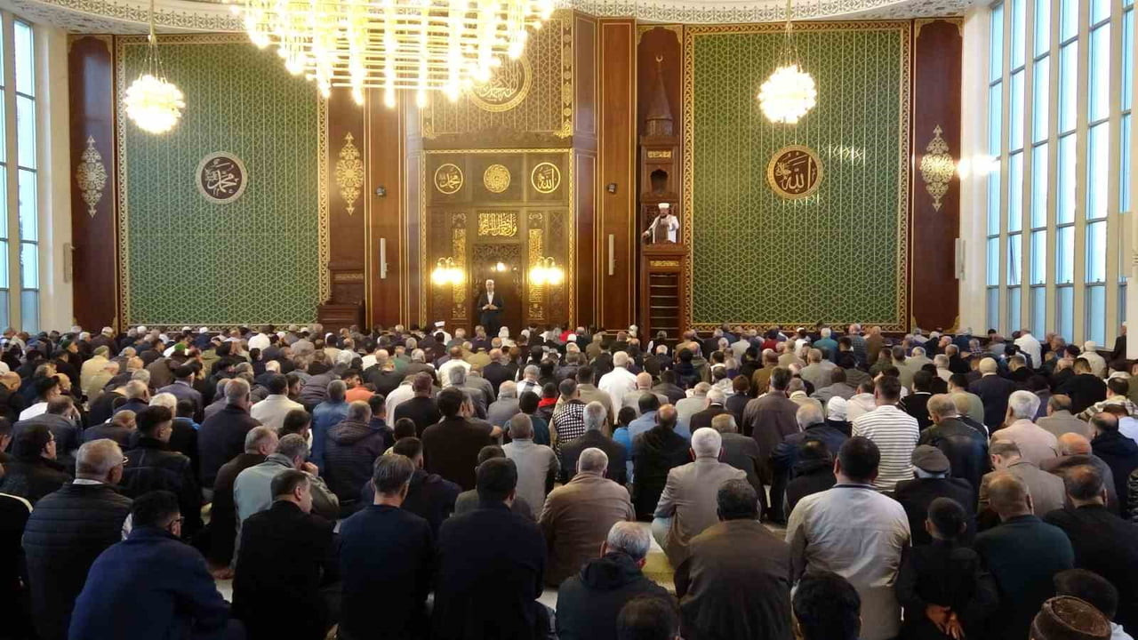 MALATYA’DA VATANDAŞLAR BAYRAM NAMAZI İÇİN CAMİLERE AKIN ETTİ