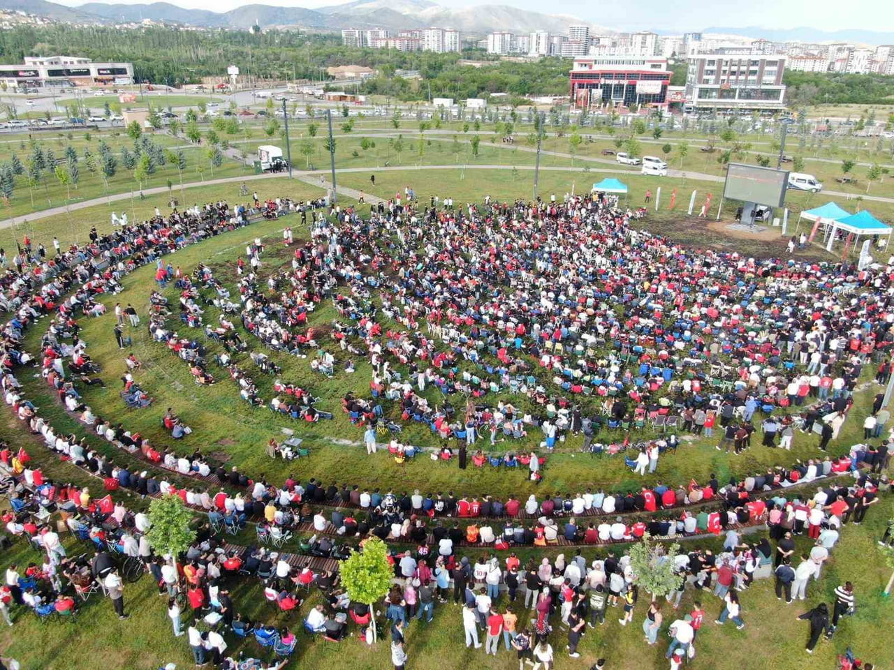 MALATYALILAR MİLLİ HEYECANI YÜZÜNCÜ YIL KENT PARKI'NDA YAŞADI