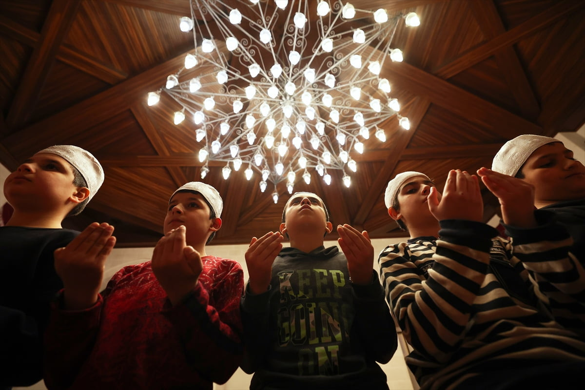 Malatya’nın Darende ilçesinde, Regaip Kandili dolayısıyla Somuncu Baba Külliyesi’nde program...