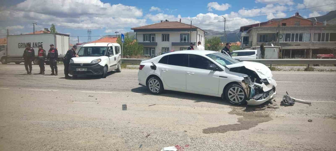 MALATYA’NIN DOĞANŞEHİR İLÇESİNDE HAFİF TİCARİ ARAÇ İLE OTOMOBİLİN KARIŞTIĞI TRAFİK KAZASINDA 2...