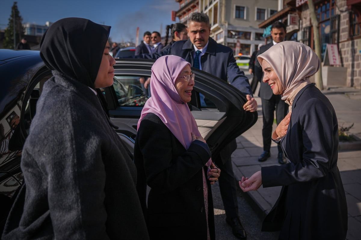 Malezya Başbakanı Enver İbrahim'in eşi Dr. Wan Azizah İsmail (ortada) Ankara'daki Afrika El...