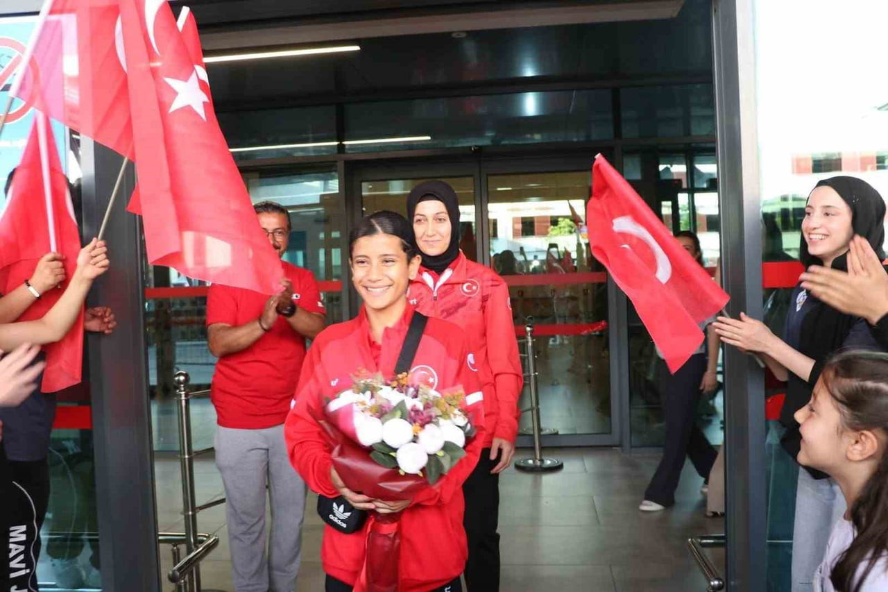 MALEZYA'NIN BAŞKENTİ KUALA LUMPUR’DA DÜZENLENEN MUAY THAİ DÜNYA ŞAMPİYONASI’NDA GENÇ BAYANLAR 45...