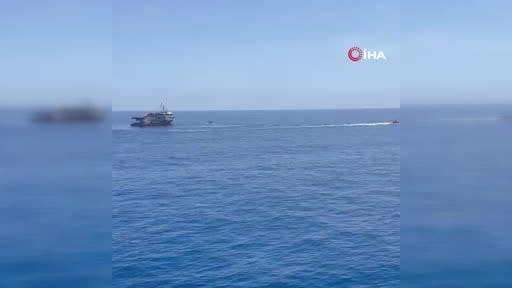 Malta açıklarında batmak üzere olan bir bottaki 48 Somalili göçmen, uluslararası sularda görev...