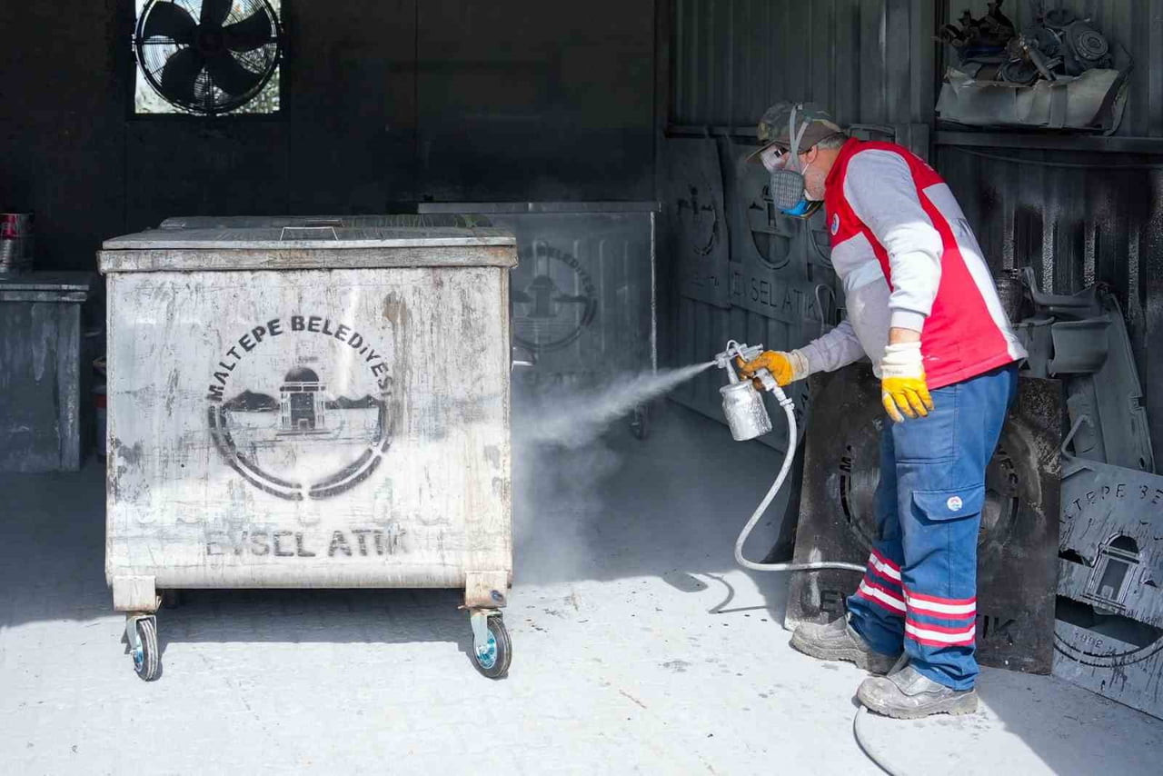 MALTEPE BELEDİYESİ ZARAR GÖREN, KIRILAN YA DA ESKİYEN MALZEMELERİ YENİLEYİP DÖNÜŞTÜRDÜKTEN SONRA...