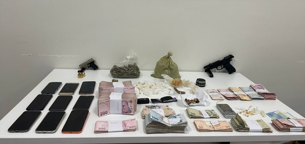 Maltepe'de, araca ve eve düzenlenen operasyonda 1 kilo 144 gram uyuşturucu ele geçirildi...