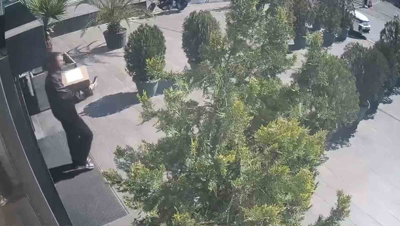 MALTEPE'DE DÜZENLENEN UYUŞTURUCU OPERASYONUNDA BİR DÜKKANA YURT DIŞINDAN GELEN KARGO KOLİSİNİN...