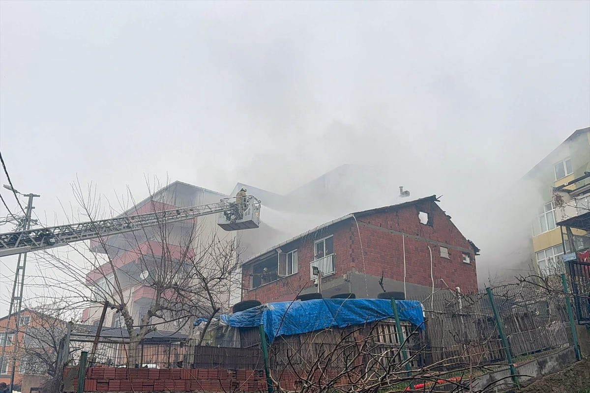 Maltepe'de Gülsuyu Mahallesi'ndeki 2 katlı apartmanın çatısında henüz belirlenemeyen nedenle...