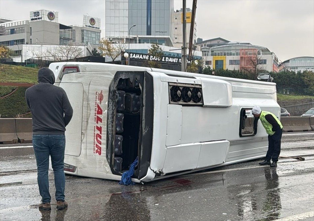 Maltepe'de havalimanı çalışanlarını taşıyan servis minibüsü devrildi. İhbar üzerine olay yerine...