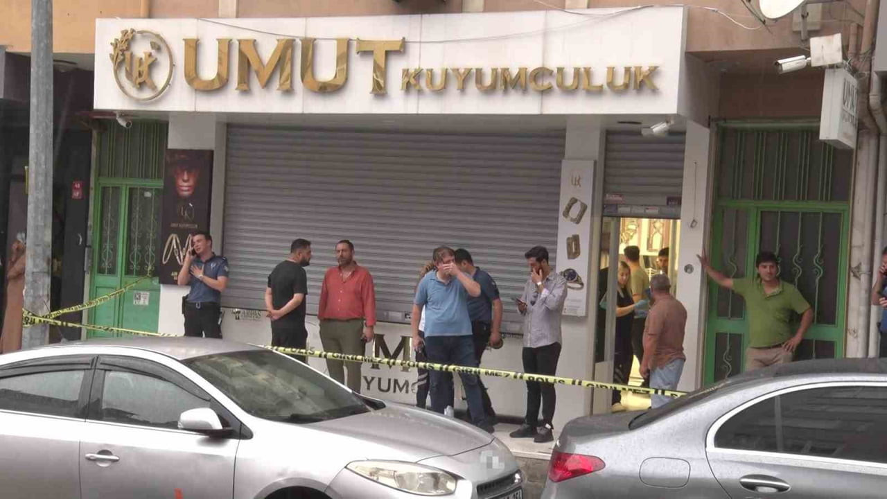 MALTEPE'DE MOTOSİKLETLİ, MASKELİ VE SİLAHLI 2 ŞÜPHELİ BİR KUYUMCUYU SOYDU.