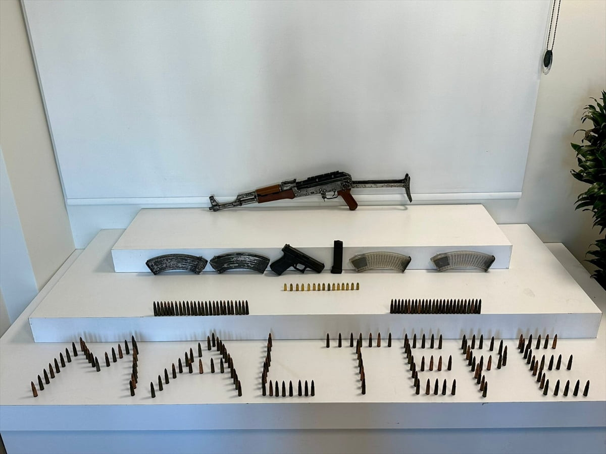 Maltepe'de, uzun namlulu silahın ele geçirildiği operasyonda gözaltına alınan şüpheli tutuklandı....