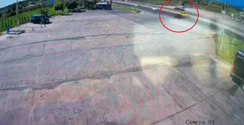MANAVGAT-ALANYA KARAYOLUNDA ALKOLLÜ SÜRÜCÜNÜN KULLANDIĞI OTOMOBİL ÖNCE BARİYERLERE ARDINDAN DA...