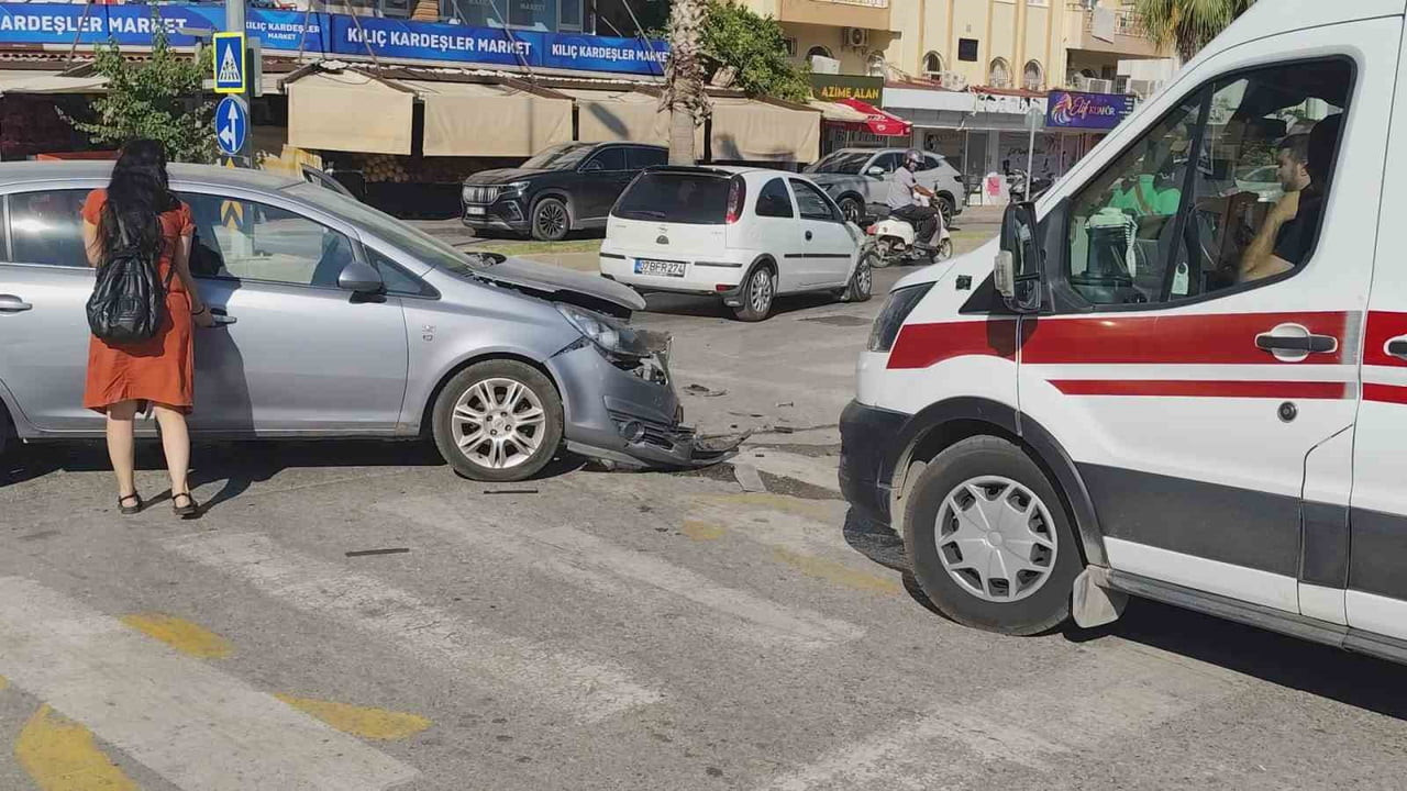 MANAVGAT İLÇESİNDE 2 OTOMOBİLİN ÇARPIŞMASI SONUCU MEYDANA GELEN KAZADA SÜRÜCÜLER...