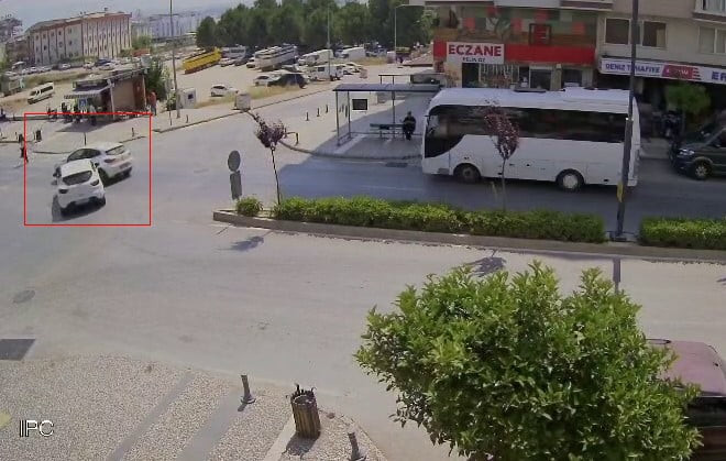 MANAVGAT İLÇESİNDE ARA SOKAKTAN CADDEYE ÇIKAN OTOMOBİL, YAYA GEÇİDİNDEN GEÇEN YAYALARA YOL VERMEK...