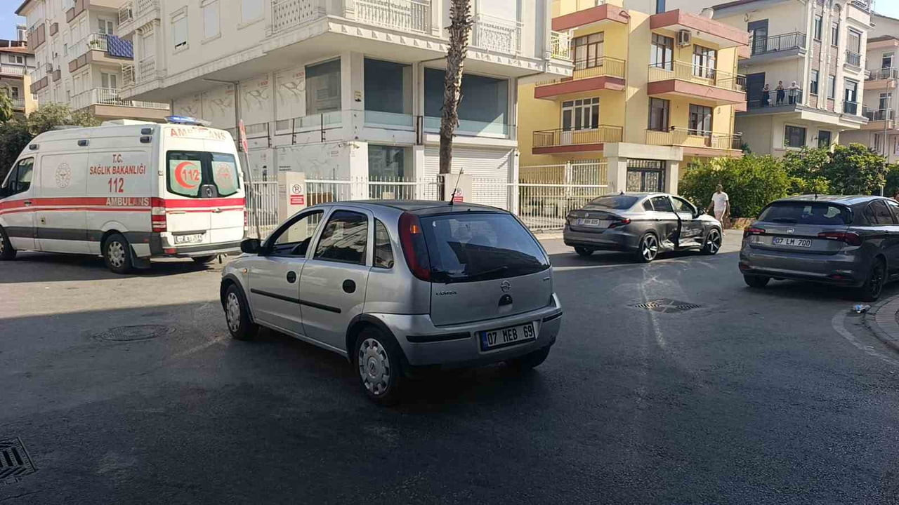 MANAVGAT İLÇESİNDE İKİ OTOMOBİLİN ÇARPIŞMASI SONUCU MEYDANA GELEN TRAFİK KAZASINDA 1 KİŞİ...