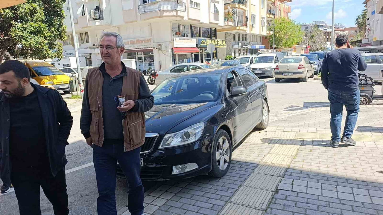 MANAVGAT İLÇESİNDE KAVŞAKTA İKİ OTOMOBİLİN ÇARPIŞTIĞI KAZADA 1 KİŞİ YARALANDI