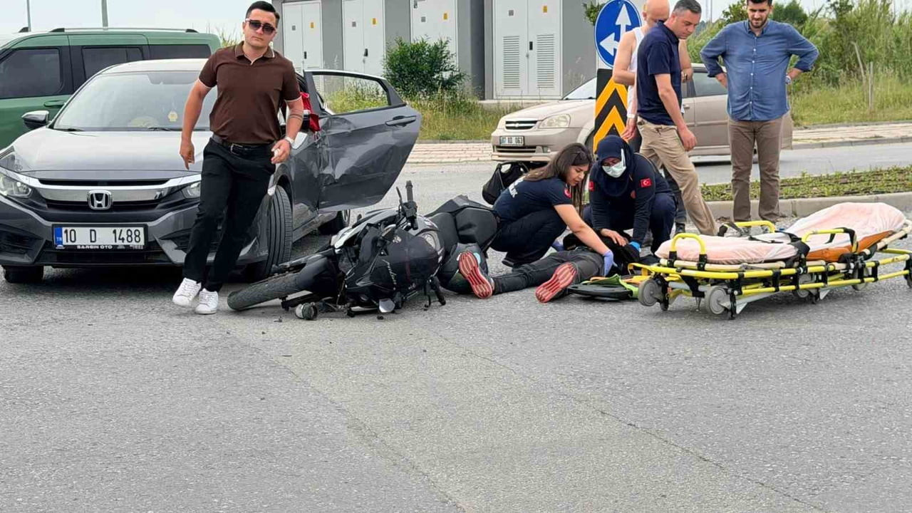 MANAVGAT İLÇESİNDE MOTOSİKLET İLE OTOMOBİLİN ÇARPIŞTIĞI KAZADA BİRİ BEBEK 2 KİŞİ...
