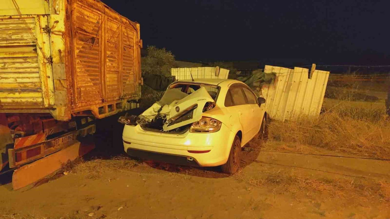 MANAVGAT İLÇESİNDE YOLDAN ÇIKAN OTOMOBİLİN PARK HALİNDEKİ KAMYONA ÇARPMASI SONUCU OTOMOBİL...