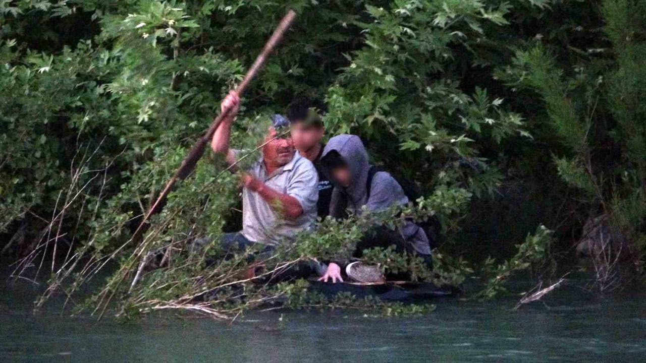 MANAVGAT IRMAĞI’NDA SUYUN YÜKSELMESİ SONUCU MAHSUR KALAN 2 ÇOCUK, MAHSUR KALDIKLARI ADACIKTAN...