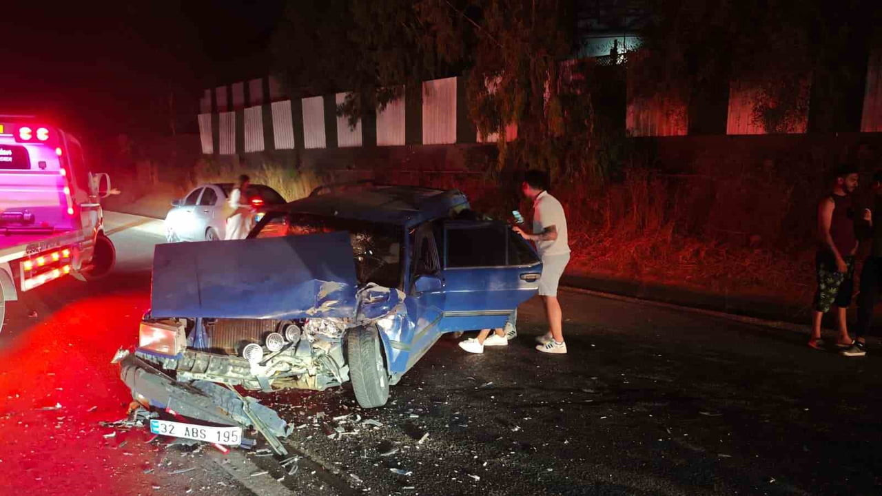 MANAVGAT'TA 3 ARACIN KARIŞTIĞI ZİNCİRLEME KAZADA BİR KİŞİ YARALANDI.