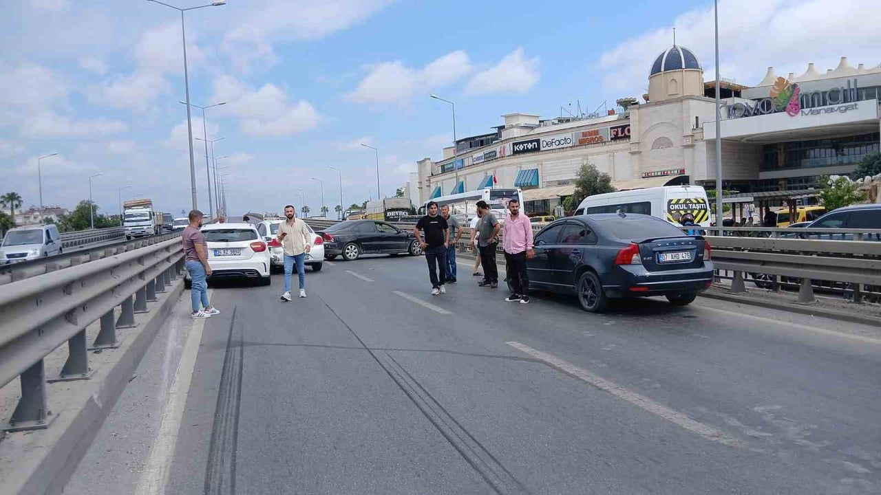 Manavgat'ta Zincirleme Kaza: 4 Araç Karıştı