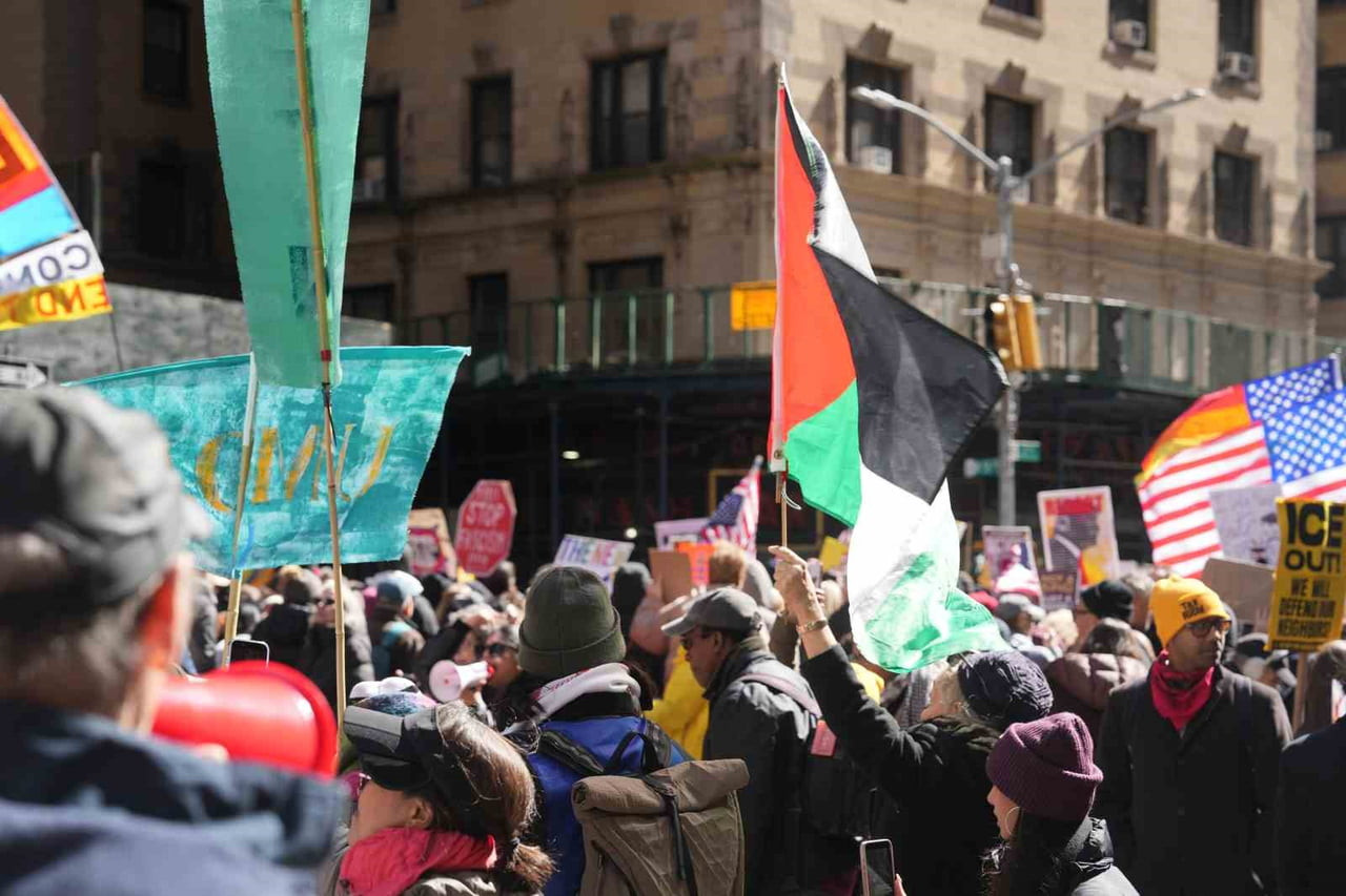 MANHATTAN'DA "KRALLARA HAYIR" PROTESTOSUNDA ON BİNLERCE KİŞİ YÜRÜDÜ