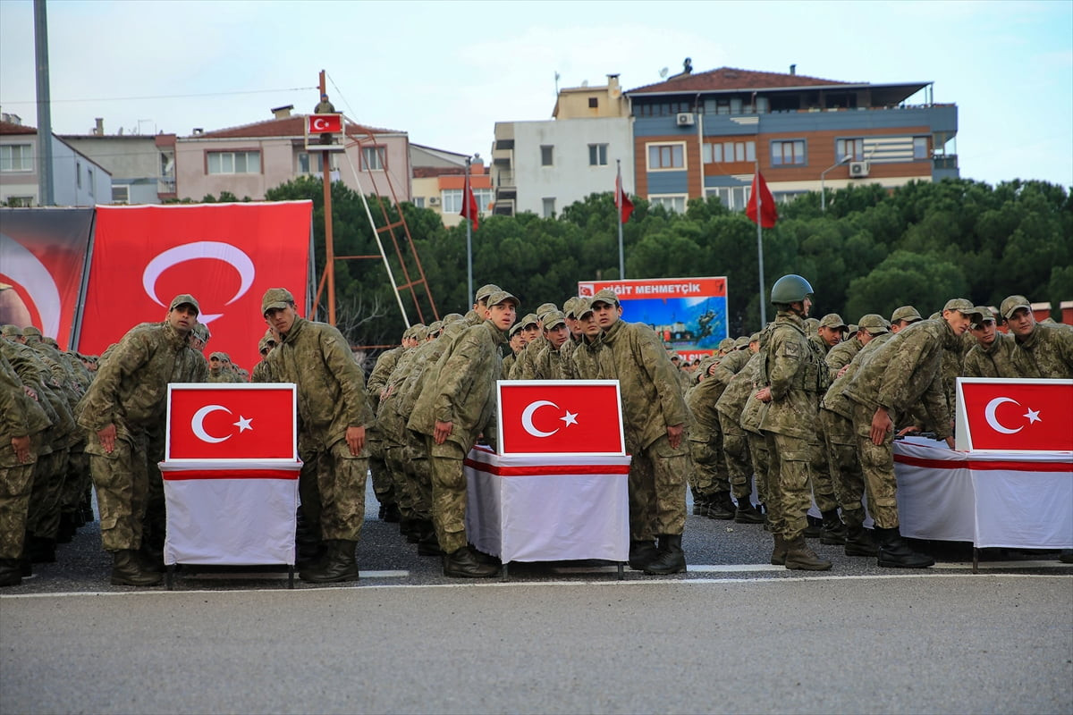 Manisa 8'inci Komando Eğitim Tugay Komutanlığı'nda 3 haftalık eğitimlerini tamamlayan 3 bin 559...