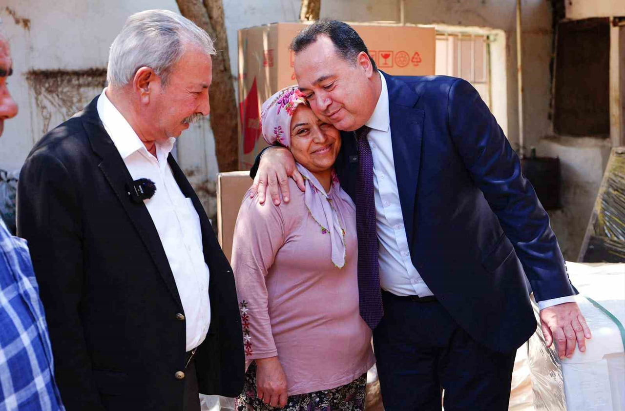 MANİSA BÜYÜKŞEHİR BELEDİYE BAŞKANI BESİM DUTLULU, SALİHLİ’DE SEL FELAKETİNDEN ETKİLENEN...