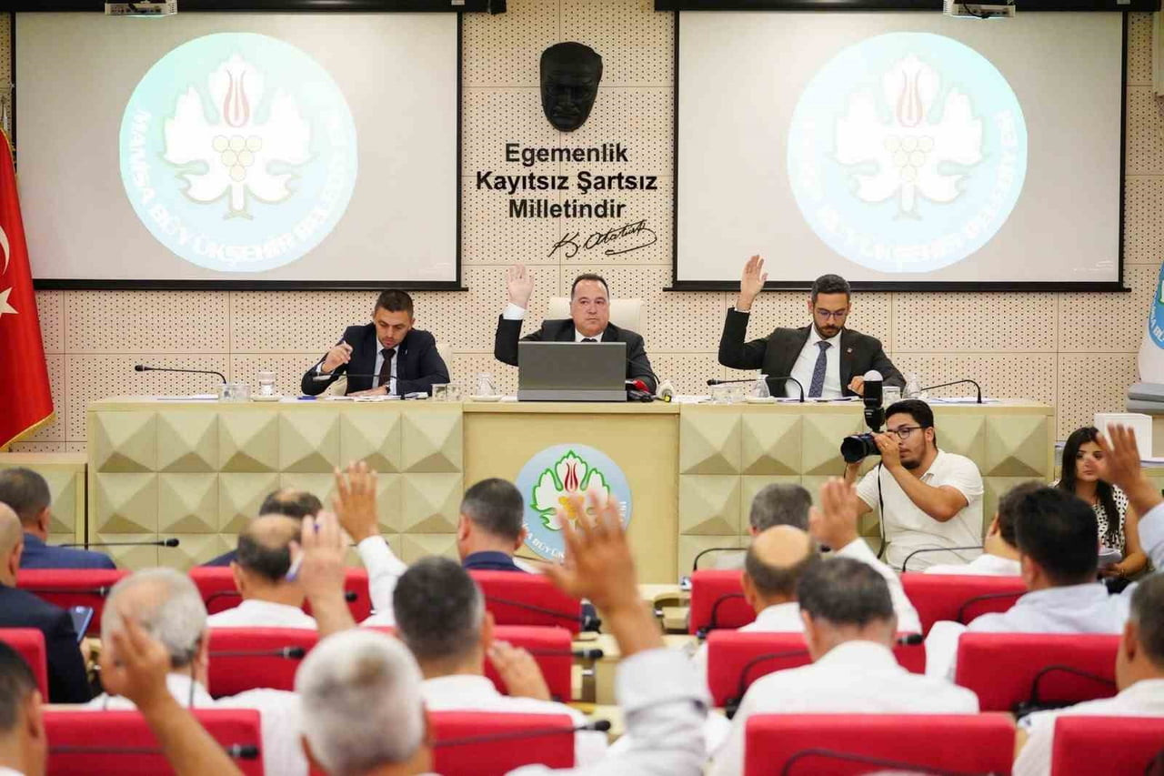 MANİSA BÜYÜKŞEHİR BELEDİYE BAŞKANI BESİM DUTLULU, TEMMUZ AYI MECLİS TOPLANTISI'NDA KENT GENELİNDE...
