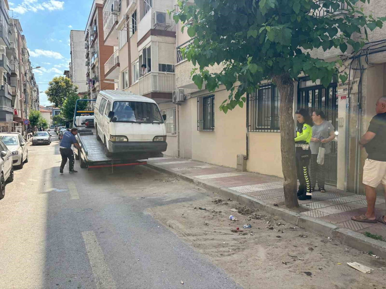 MANİSA BÜYÜKŞEHİR BELEDİYESİ, KENT ESTETİĞİNİ KORUMAK VE TRAFİK GÜVENLİĞİNİ ARTIRMAK AMACIYLA...