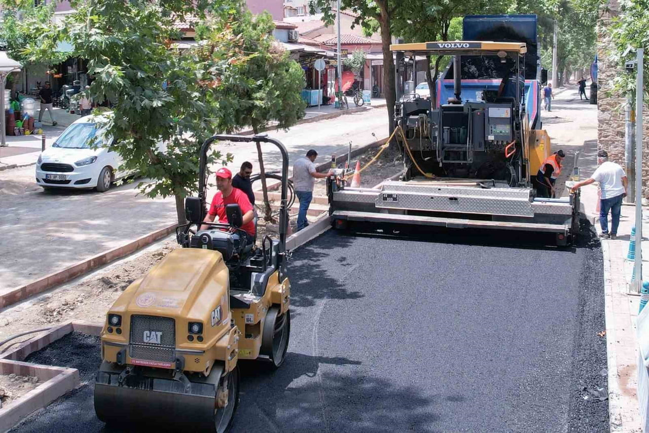 MANİSA BÜYÜKŞEHİR BELEDİYESİ TARAFINDAN ŞEHZADELER İLÇESİNDEKİ ÇARŞI BULVARI'NDA BAŞLATILAN...