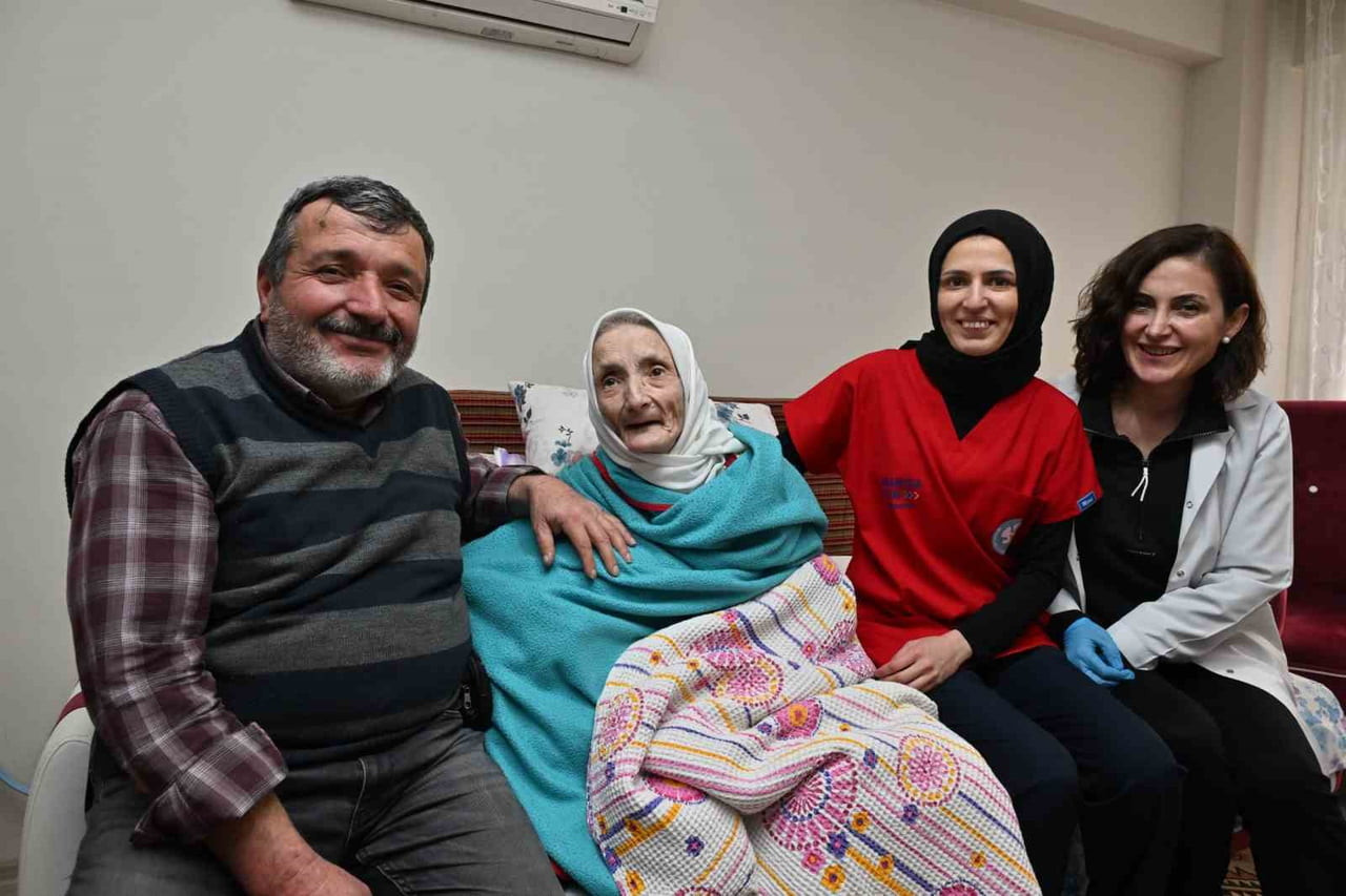 MANİSA BÜYÜKŞEHİR BELEDİYESİ, YAŞLI, ENGELLİ VE BAKIMA İHTİYAÇ DUYAN VATANDAŞLARI YALNIZ...
