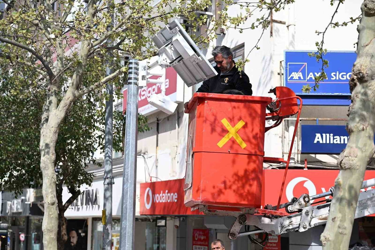 MANİSA BÜYÜKŞEHİR BELEDİYESİ, YAYALARIN HUZUR VE GÜVENLİĞİNİ KORUMAK AMACIYLA SEVGİ YOLLARI’NDA...